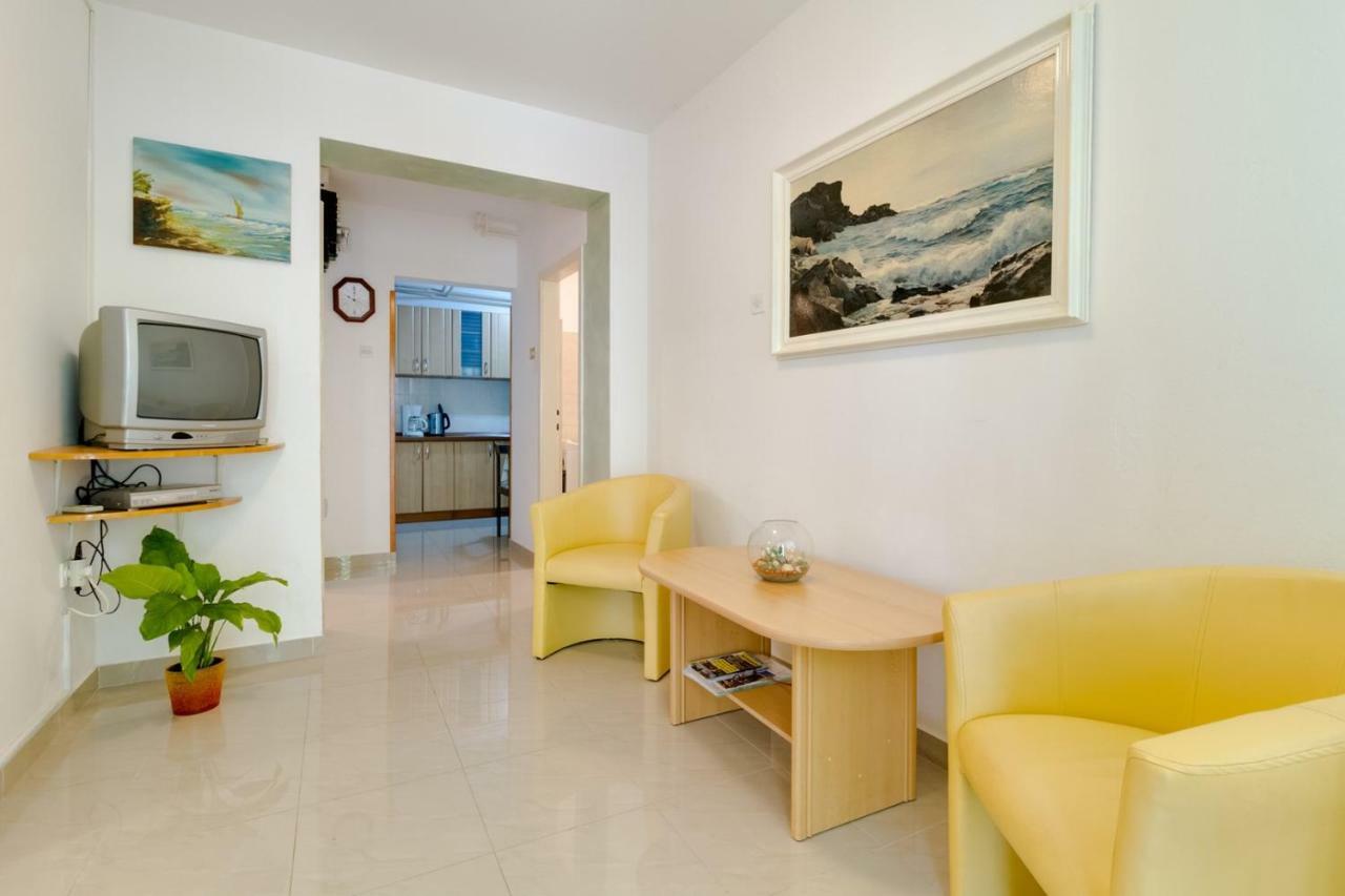 Apartments Perka Near Beach Пула Экстерьер фото