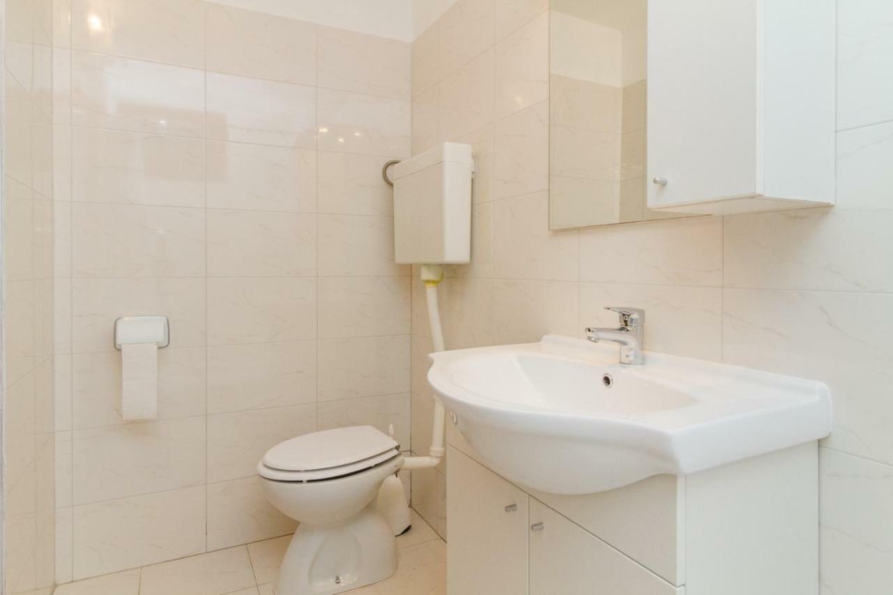 Apartments Perka Near Beach Пула Экстерьер фото